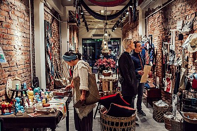 Vietnam Shopping Guide 2025: The Best Markets, Malls & Souvenirs City by City