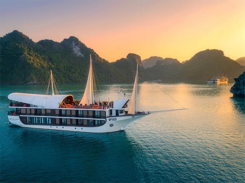 6-Day Northern Vietnam Itinerary: Hanoi, Ninh Binh & Ha Long Bay Family Review - Ảnh 4 6-Day Northern Vietnam Itinerary: Hanoi, Ninh Binh & Ha Long Bay Family Review - Ảnh 4