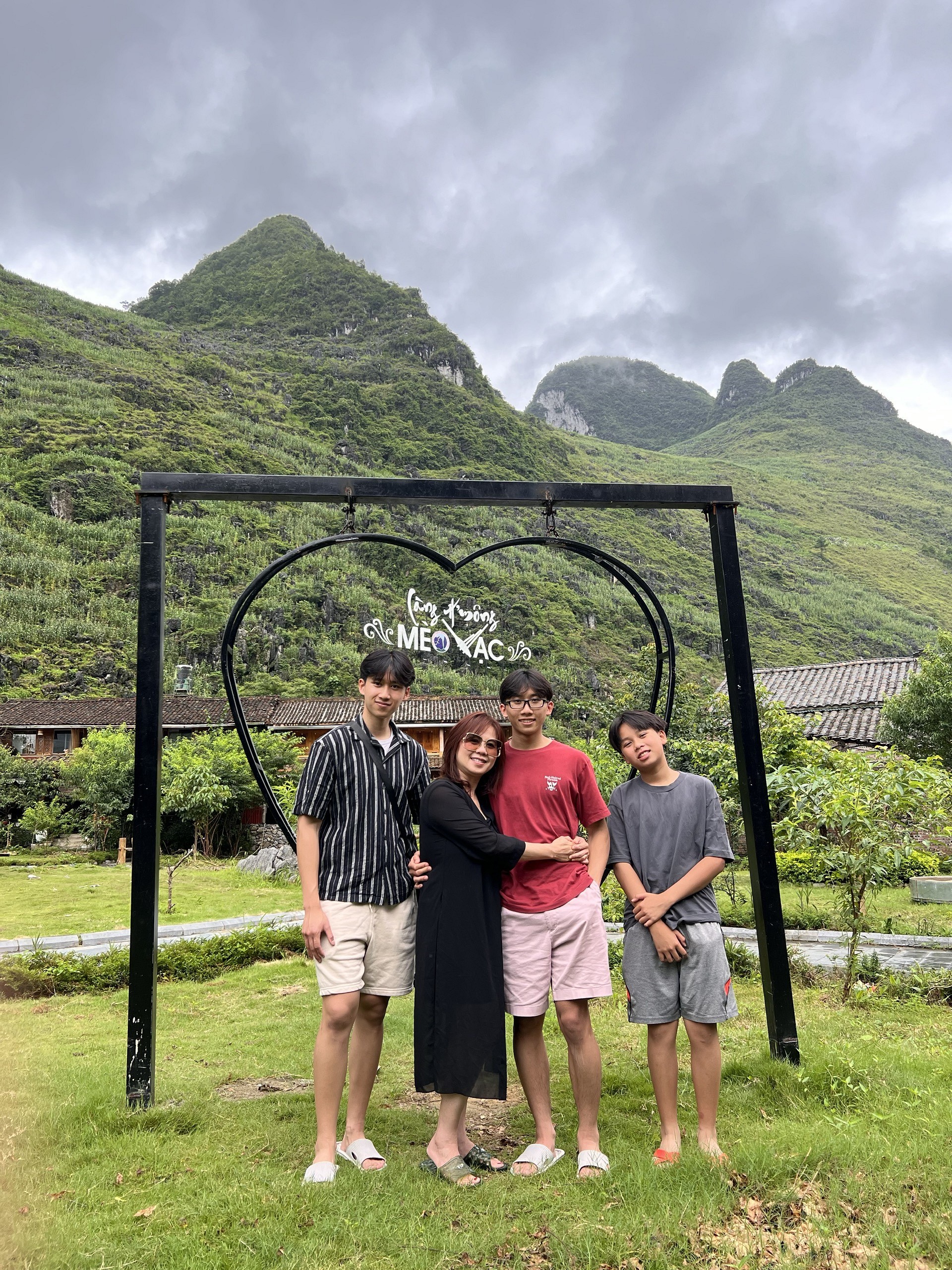 Vietnam Family Guided Tours vs DIY Travel: Which Is Better for Families? - Ảnh 2 Vietnam Family Guided Tours vs DIY Travel: Which Is Better for Families? - Ảnh 2